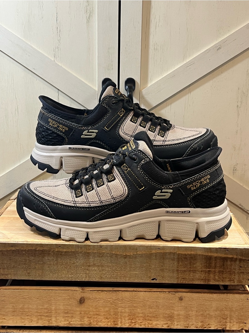 Skechers Men's Summits AT Hands Free Slip-in Outdoor Sneakers Size 9